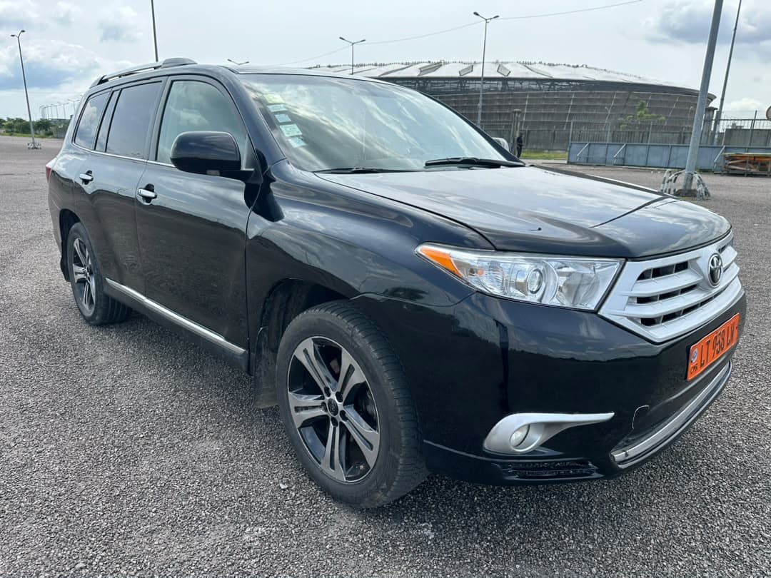 Toyota Highlander at Hotel Exotic Plaza, Douala